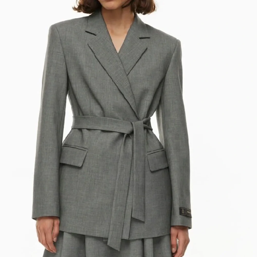Aritzia Babaton color black Innovate Blazer - Picture 8 of 8